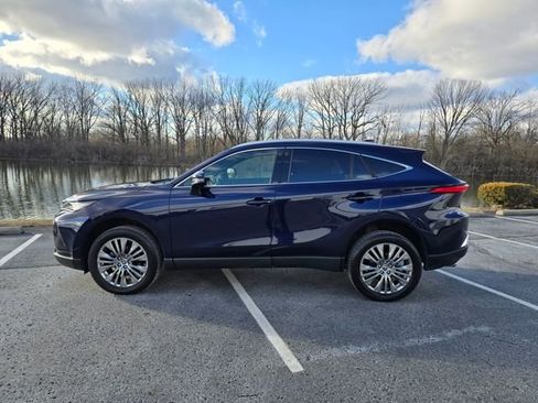 Used 2022 Toyota Venza XLE image 10