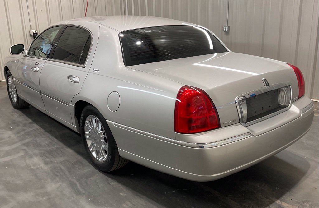 Used 2008 Lincoln Town Car Signature Limited RWD image 21
