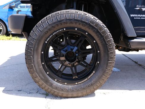 Used 2017 Jeep Wrangler Unlimited Sahara w/ Connectivity Group AWD/4WD image 17