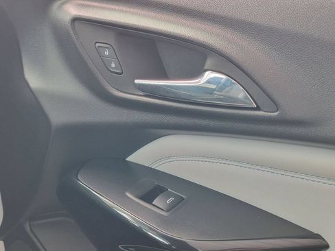 Used 2025 Chevrolet Trax LT w/ LT Convenience Package FWD image 33