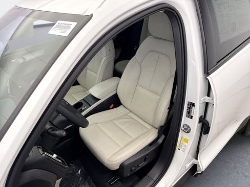 Used 2022 Volvo XC40 T5 Momentum image 11