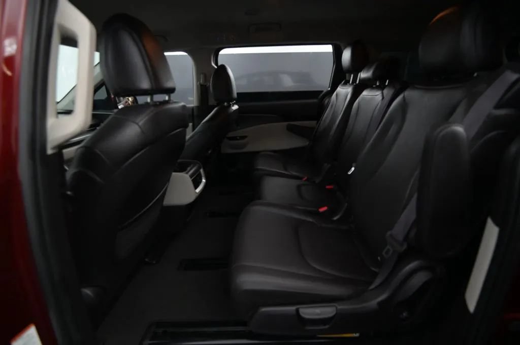 Used 2023 Kia Carnival LX FWD image 42