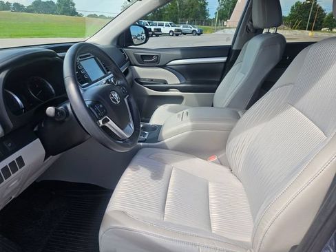 Used 2019 Toyota Highlander Plus FWD image 9