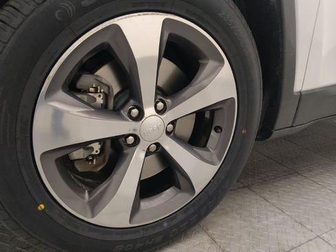 Used 2019 Jeep Cherokee Limited FWD image 31