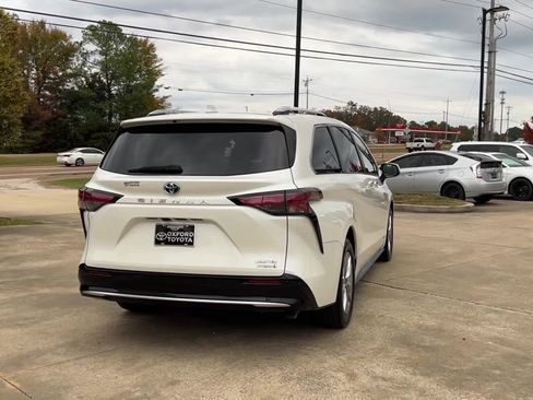 Used 2021 Toyota Sienna Limited image 6