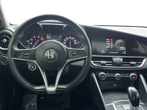 Used 2019 Alfa Romeo Giulia image 17