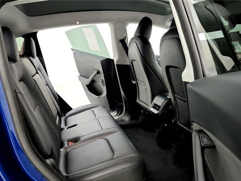 Used 2024 Tesla Model Y Long Range image 18