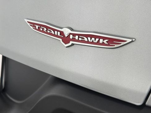 Used 2017 Jeep Cherokee Trailhawk AWD/4WD image 37