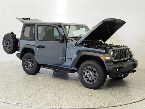 Used 2025 Jeep Wrangler Sport AWD/4WD image 9