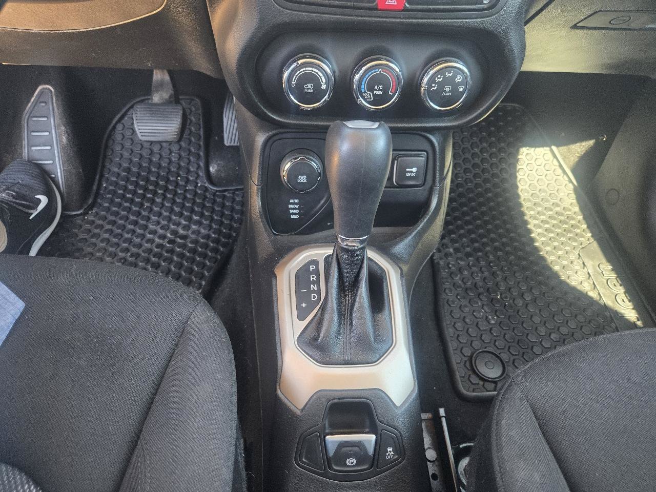 Used 2016 Jeep Renegade Latitude w/ Cold Weather Group AWD/4WD image 12