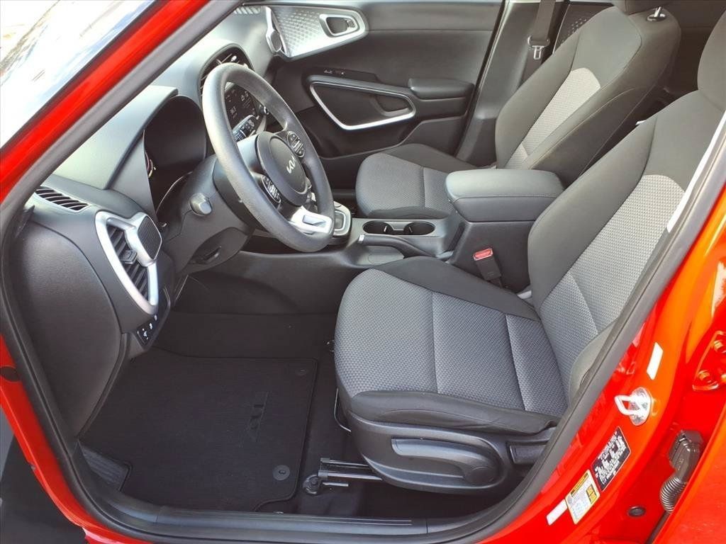 Used 2025 Kia Soul LX w/ LX Technology Package FWD image 12