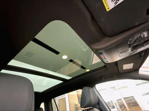 Used 2023 Volkswagen Tiguan SE R-Line image 13