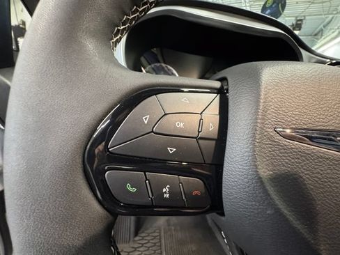 Used 2025 Chrysler Pacifica Limited AWD/4WD image 20