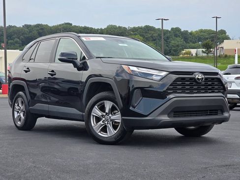 Used 2025 Toyota RAV4 XLE AWD/4WD image 2