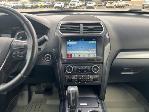 Used 2018 Ford Explorer XLT w/ Equipment Group 202A AWD/4WD image 18