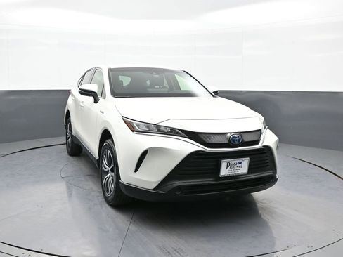 Certified 2021 Toyota Venza LE image 3