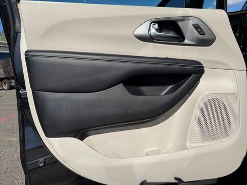 Used 2022 Chrysler Pacifica Touring-L FWD image 20