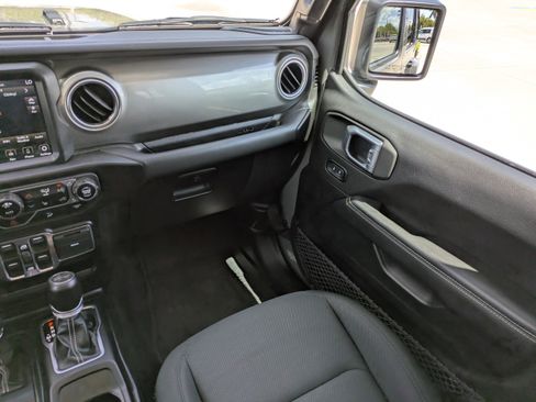 Used 2020 Jeep Wrangler Unlimited Sahara image 12