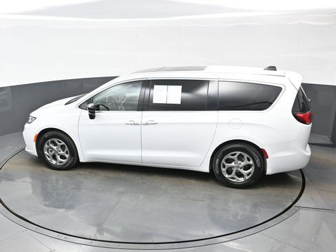 Used 2024 Chrysler Pacifica Limited image 35