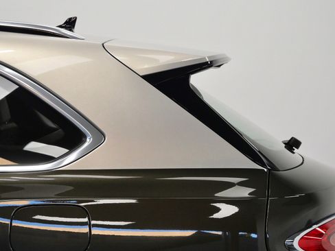 Used 2021 Bentley Bentayga Plug-In Hybrid image 51