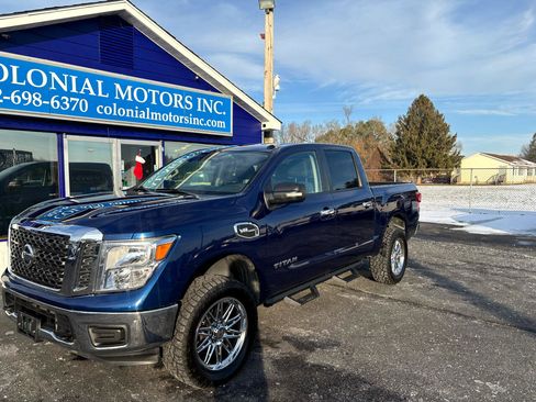Used 2017 Nissan Titan SV image 2