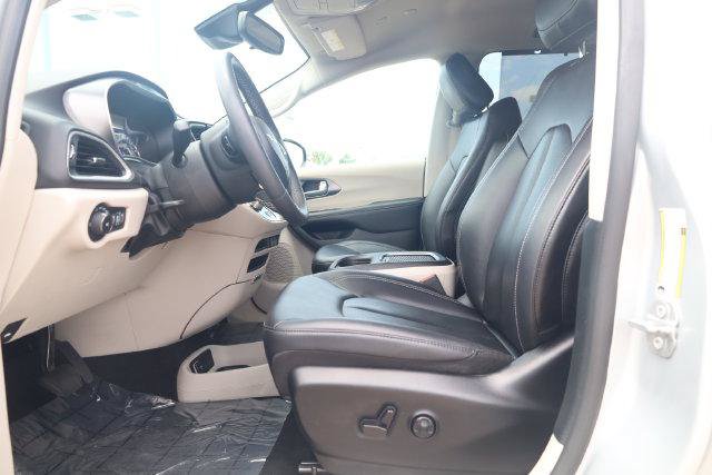 Certified 2024 Chrysler Pacifica Touring-L FWD image 18
