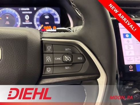 Used 2023 Jeep Grand Cherokee Limited w/ Black Appearance Package image 28