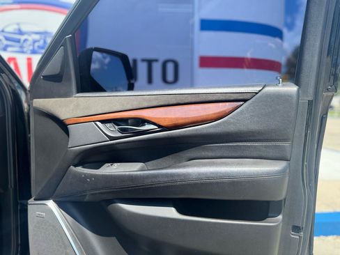 Used 2019 Cadillac Escalade ESV Luxury AWD/4WD image 47