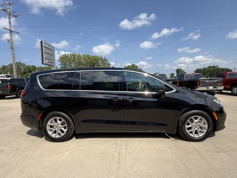 Used 2025 Chrysler Pacifica Select w/ Uconnect Theater Family Group FWD image 33