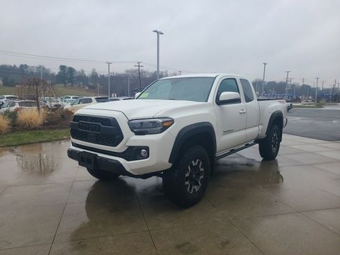 Used 2023 Toyota Tacoma TRD Off-Road image 3