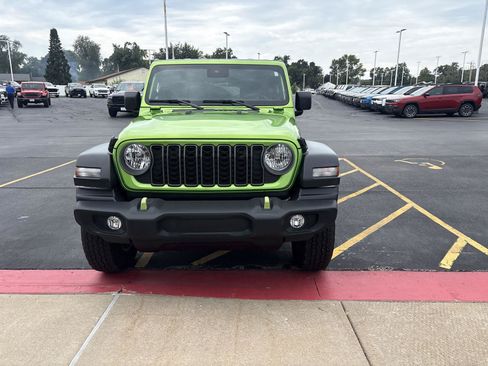 Used 2025 Jeep Wrangler Unlimited Sport AWD/4WD image 2