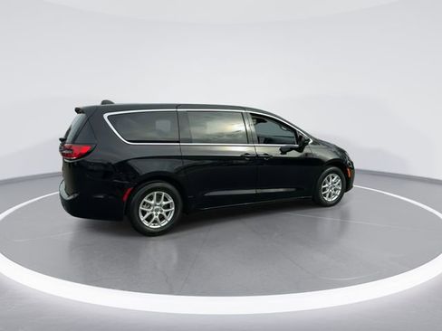 Used 2024 Chrysler Pacifica Touring-L image 8