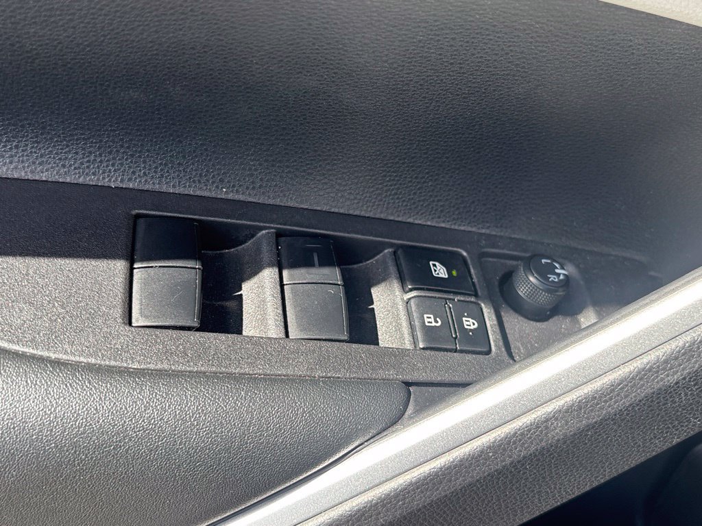 Used 2025 Toyota Corolla Cross L FWD image 8
