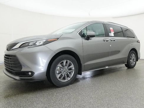 New 2026 Toyota Sienna XLE image 17