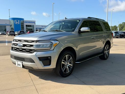 Used 2023 Ford Expedition XLT RWD image 3