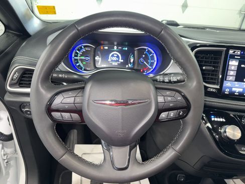Used 2024 Chrysler Pacifica Limited FWD image 36