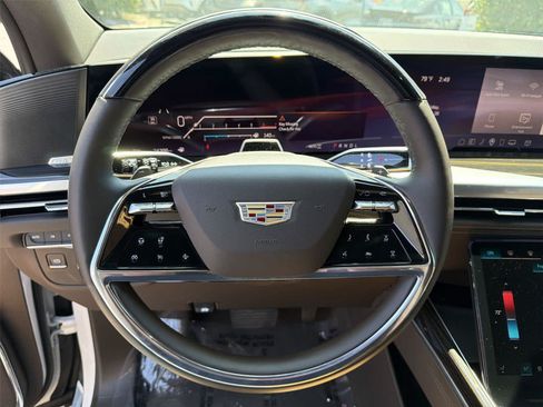 Used 2025 Cadillac Escalade ESV Premium Luxury AWD/4WD image 16