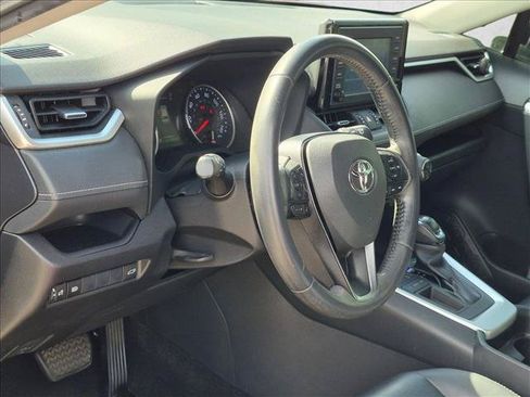 Used 2019 Toyota RAV4 XLE Premium FWD image 9