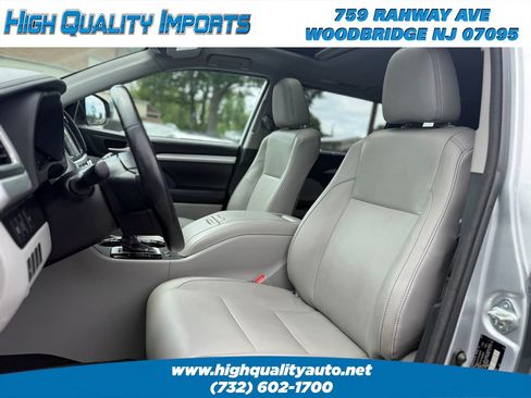 Used 2018 Toyota Highlander XLE AWD/4WD image 14