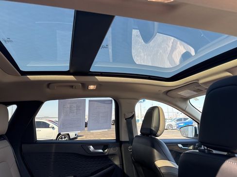 Used 2020 Ford Escape Titanium image 3