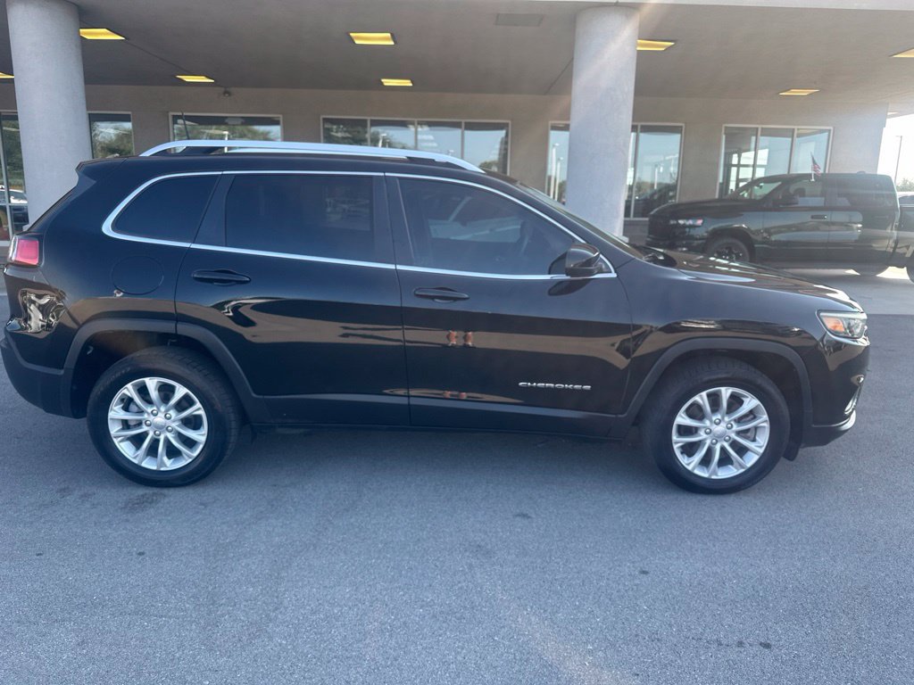 Used 2019 Jeep Cherokee Latitude w/ Popular Appearance Group FWD image 4