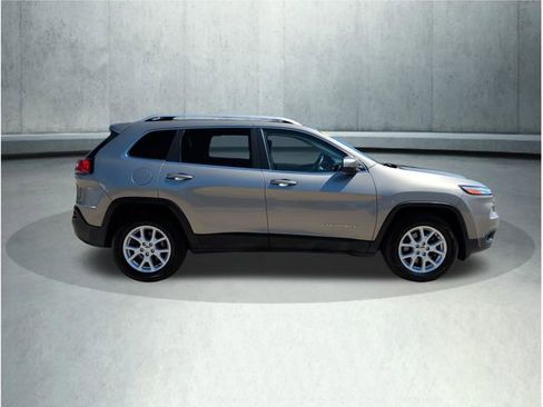 Used 2016 Jeep Cherokee Latitude w/ Cold Weather Group image 9