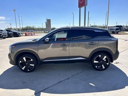 Certified 2025 Nissan Kicks SR image 4