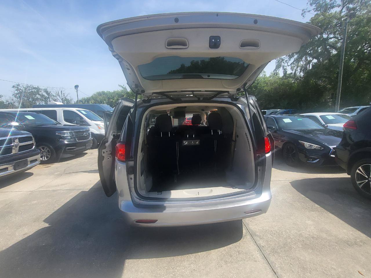 Used 2017 Chrysler Pacifica Touring w/ Tire & Wheel Group FWD image 88
