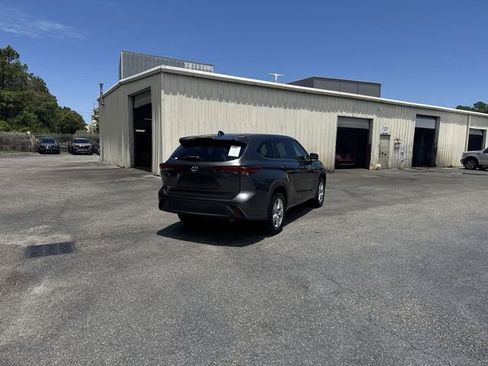 Used 2022 Toyota Highlander L FWD image 5