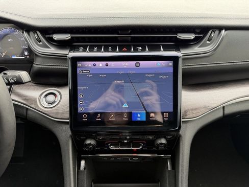 Used 2023 Jeep Grand Cherokee Limited image 22