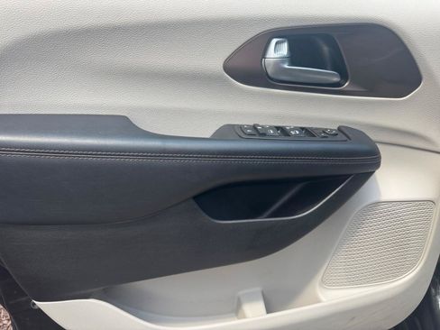 Used 2017 Chrysler Pacifica Touring-L FWD image 23