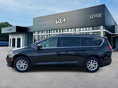 Used 2022 Chrysler Pacifica Touring-L image 5