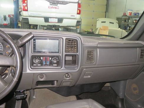 Used 2006 Chevrolet Silverado 2500 LT w/ Heavy-Duty Power Package AWD/4WD image 35
