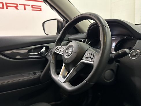 Used 2017 Nissan Rogue SV w/ SV Family Package image 58